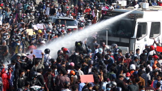 Полицията в столицата на Мианмар Найпидо е използвала водни оръдия