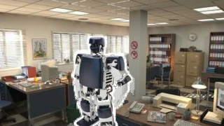 Робот изпълнява офис задачи