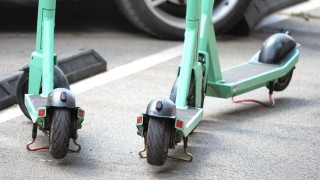 Без предпазна каска е било електрическа тротинетка край Несебър съобщава