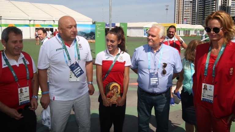 Министерството на спорта осъди остро поведението на Дънекова
