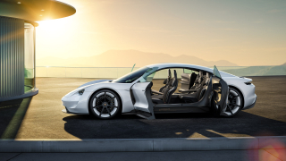 Porsche се изправя срещу Tesla с луксозен електрически суперавтомобил (СНИМКИ)