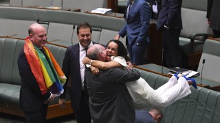 Парламентът на Австралия гласува в четвъртък узаконяването на еднополовите бракове