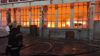 Голям пожар избухна в текстилно предприятие в Троян съобщава Нова