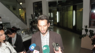 Ученичка съди училището си, забраняват й да носи забрадка