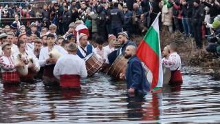 Спасяването на кръста от ледените води