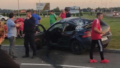 Автомобил се разби на метри от автобуса на ЦСКА