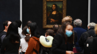 Посетители в Лувъра в Париж останаха слисани след като възрастна