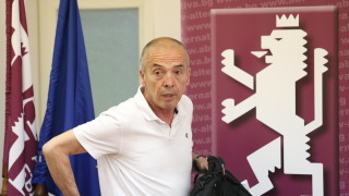 Доц. Атанас Мангъров: За никоя друга ваксина не искат съгласие отговорността да е на пациента