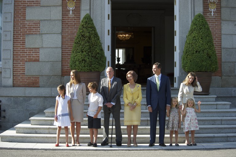 Хуан Карлос и София (в средата), заедно със семейството на Фелипе (вдясно)