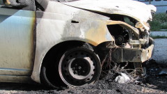 Автомобил пламна на паркинг във Велико Търново