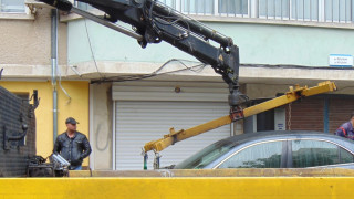 Инспектор в ДАИ взе книжката на общински служител, вдигнал колата му с "паяк" в Пловдив