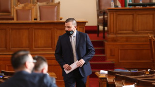 Депутатът от Има такъв народ Станислав Балабанов показава лист от