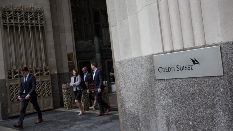 Credit Suisse съкрати бонусите на шефовете с 40%