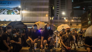 Най малко 1 7 милиона души изпълниха улиците на Хонконг днес по
