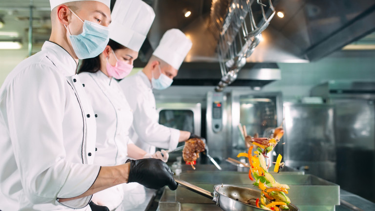 Германия отчаяно търси над 17 000 готвачи. Но какви са заплатите?
