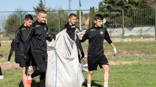 Юноши и фенове на Ботев (Пловдив) се включиха в почистването на парк "110 години Ботев Пловдив"