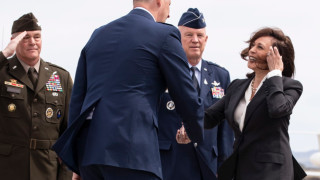 Стоейки на палубата на американски разрушител във военноморска база в