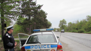 Служители на Пътна полиция временно отцепиха движението в отсечка