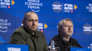 Министърът на отбраната на Украйна Рустем Умеров в неделя предложи в