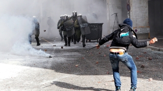 Гръцки студенти влязоха в сблъсъци с полицията в централната част