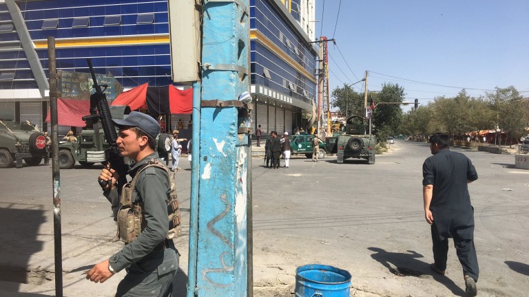 Въоръжени мъже са нападнали шиитска джамия в афганистанската столица Кабул.