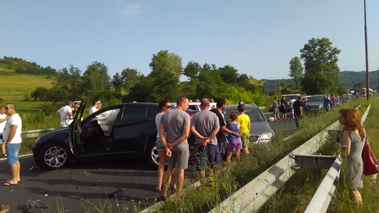 Верижна катастрофа затрудни движението край Благоевград