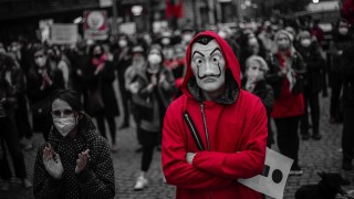 58 от хората живеещи в световните демокрации са доволни от