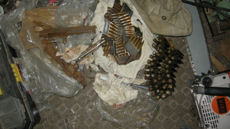 Полицаите откриха впечатляващ боен арсенал при обиск на частен дом