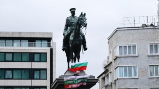 Депутатите oт различни парламентарни групи коментираха провеждащия се пред сградата