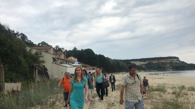 Ангелкова откри нарушения на дюните край Камчия