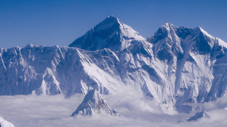 Чужденци се изкачиха на връх Еверест за първи път, откакто