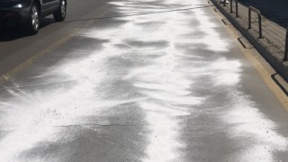 Почистват пътните платна на столичния бул Данаил Николаев до надлез