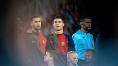 Защо Кристиано Роналдо застава настрани по време на химна на Португалия