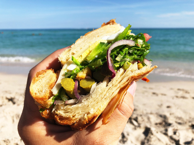 Храненето преди плуване не е непременно опасно, но е важно да не сме обезводнени