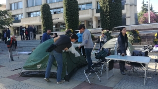 Защитниците на парк "Бедечка" опънаха палатки пред общината в Стара Загора