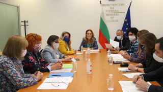 Вицепремиерът и министър на туризма Марияна Николова и министърът на