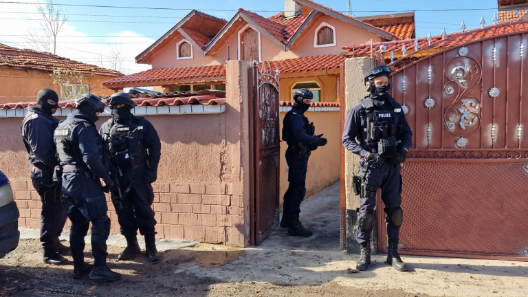 Мигранти, трафиканти и полицай- общо 14 арестувани при акция в Харманли