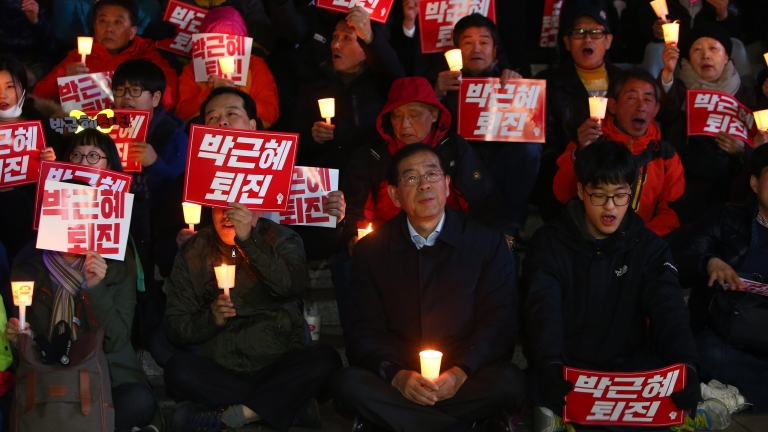 Скандалът около президента на Южна Корея се разраства