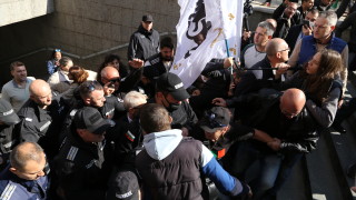 Протест срещу зеления сертификат със знамена на Атака и Възраждане