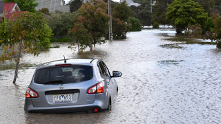 Най малко 13 души са загинали при внезапните наводнения засегнали Югоизточна