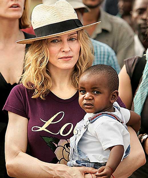 Мадона заведе децата си в родината им 