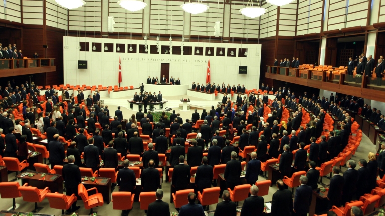 Бой в турския парламент заради спорен законопроект 