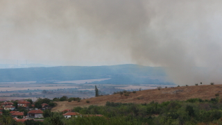 Над 60 военни се борят с огнената стихия в Гълъбовско и Тополовградско 