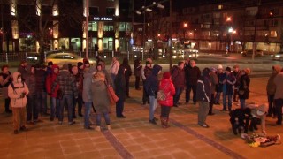 Десетки варненци се събраха тази вечер пред сградата на общината