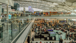 Служителите  които обработват багажите на едно от най натоварените летища в Европа