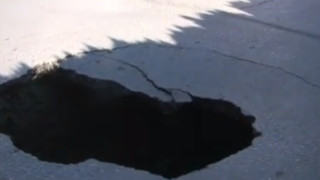 Опасна дупка зейна на една от главните улици в квартал