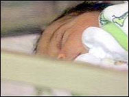 Недохранено бебе в критично състояние в болница