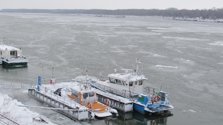Ледоходът спря фериботите по Дунав 
