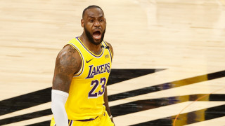 ЛеБрон Джеймс провокира меле по време на мача между Лос