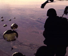 Двама парашутисти загинаха след сблъсък във въздуха